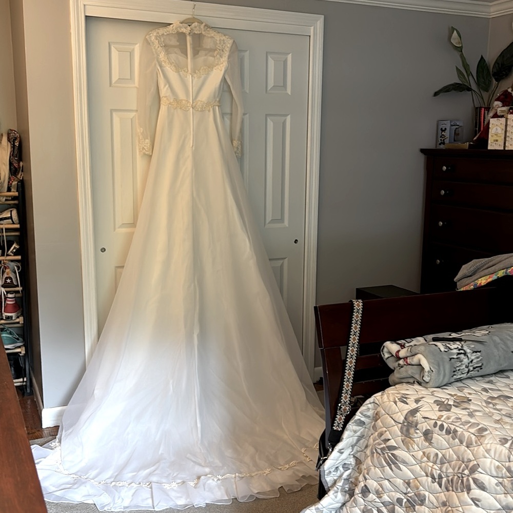Gorgeous vintage wedding gown,princess Ann neckline adorned with lace & pearls!